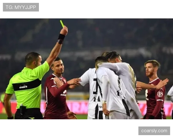 拉人犯规判定要点：手部拉拽与点球界限